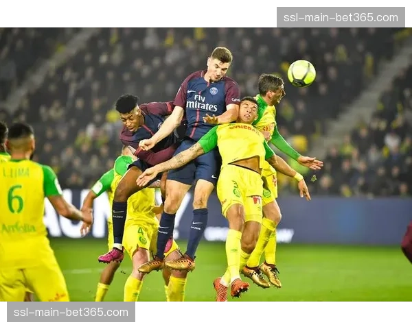 致敬传奇,南特主场在中场休息时为已故名宿默哀 致敬传奇,南特主场在中场休息时为已故名宿默哀