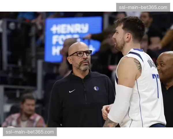 独行侠队卢卡·东契奇因抱怨判罚被追加一次技术犯规